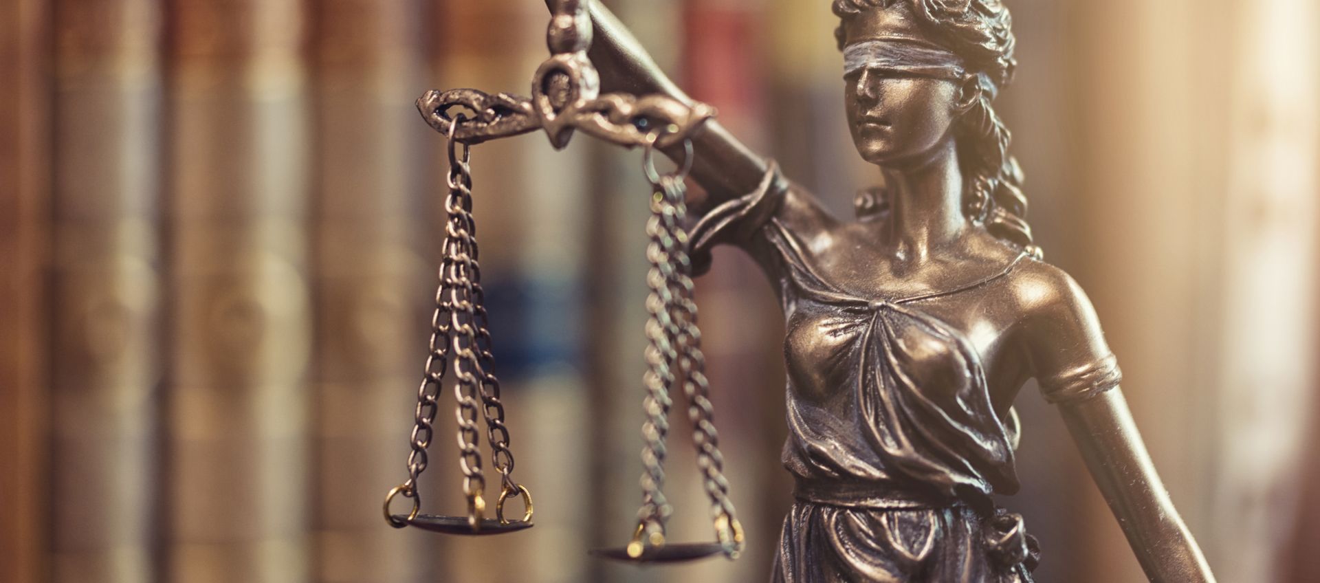 Justitia vor Bücherregal